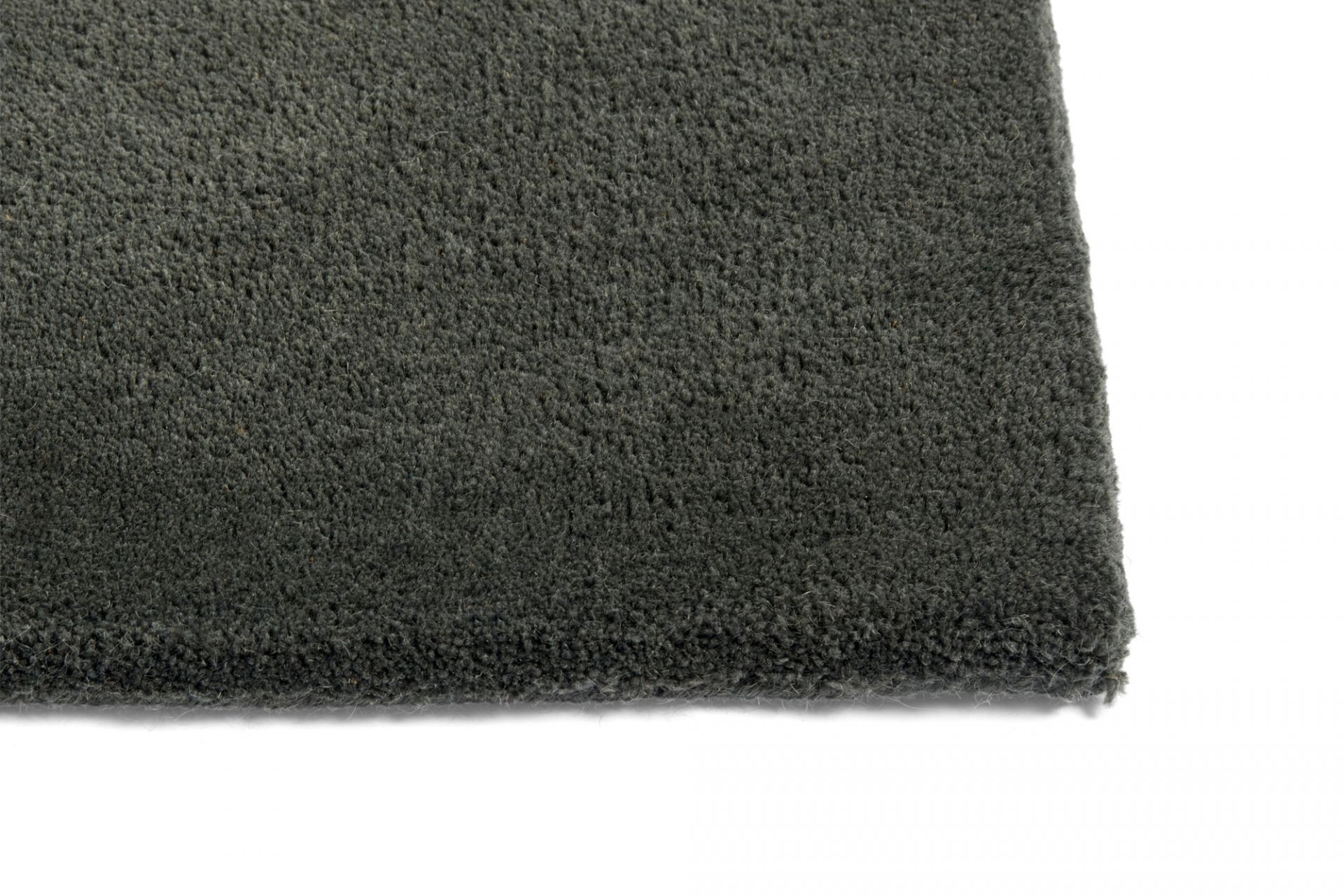 Detailaufnahme des grauen Hay Raw Rug Teppichs (240x170 cm) mit dichter, weicher Textur.
